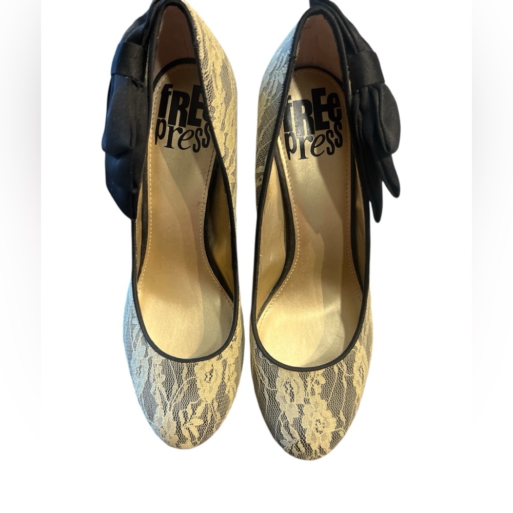 Free Press Black and Cream Lace Heels with Satin Side Bow 8M - Picture 7 of 9